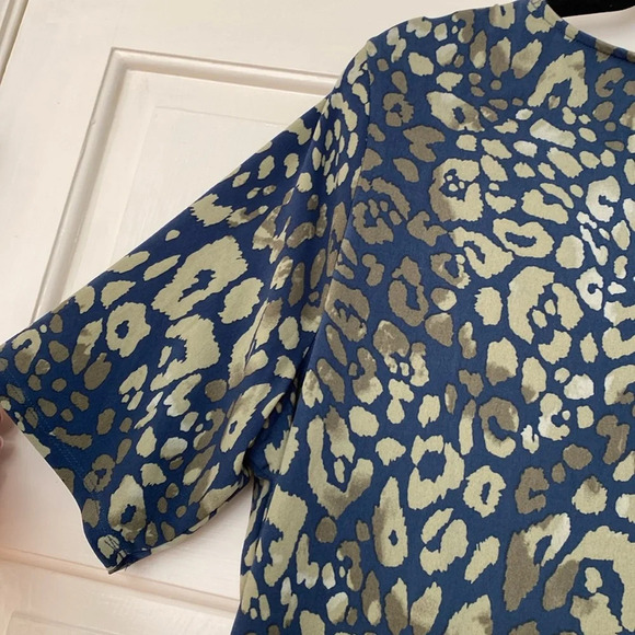 Chico’s Size 2 Green Blue Leopard Print Animal Print Tie Blouse Chicos Large - Picture 10 of 12